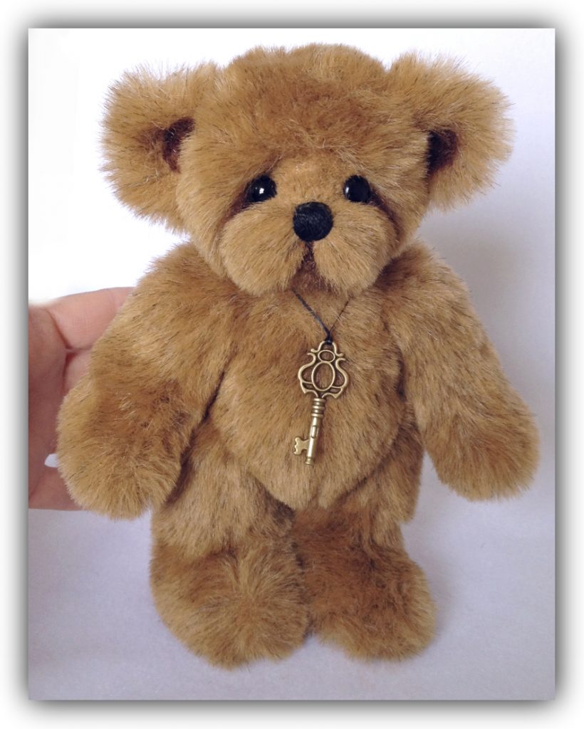Keebler - Artist Teddy Bear at www.TeddiesbyLauraLynn.com