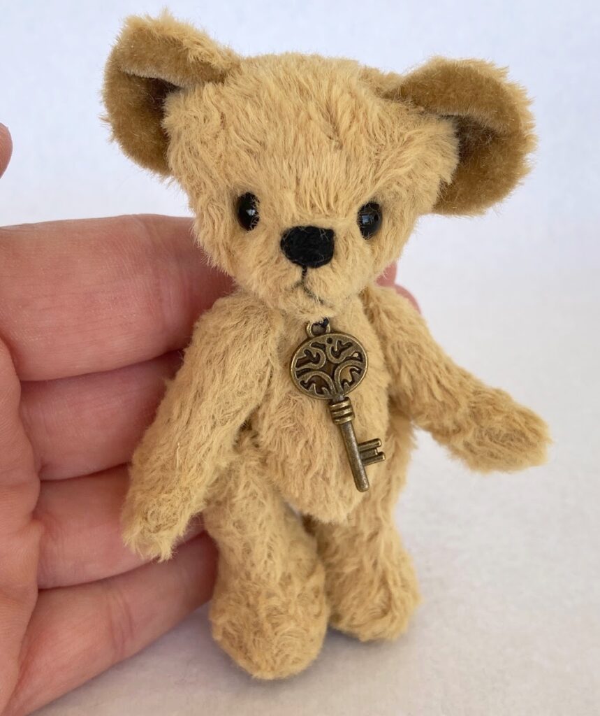 Toby - miniature artist teddy bear by Laura Lynn